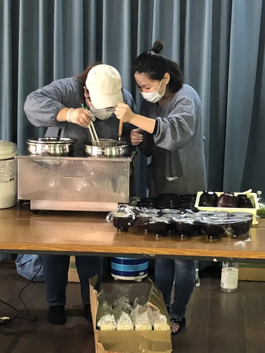現場で料理を準備するスタッフ